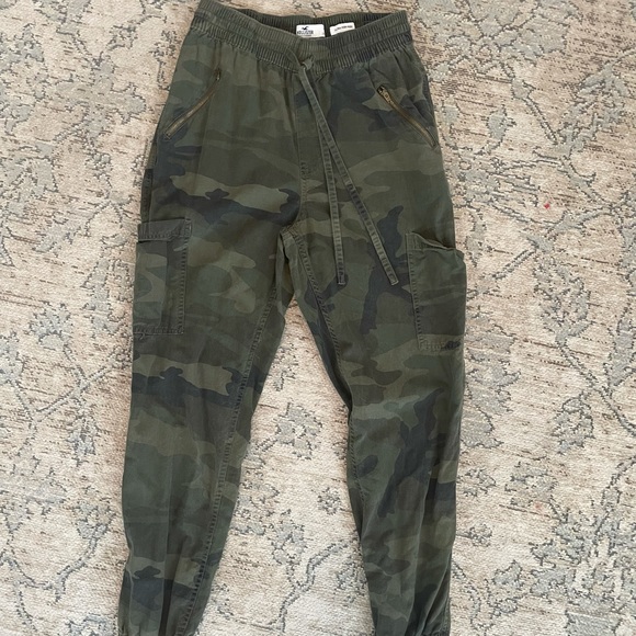 Hollister Camouflaged Pants || size small - Picture 2 of 3